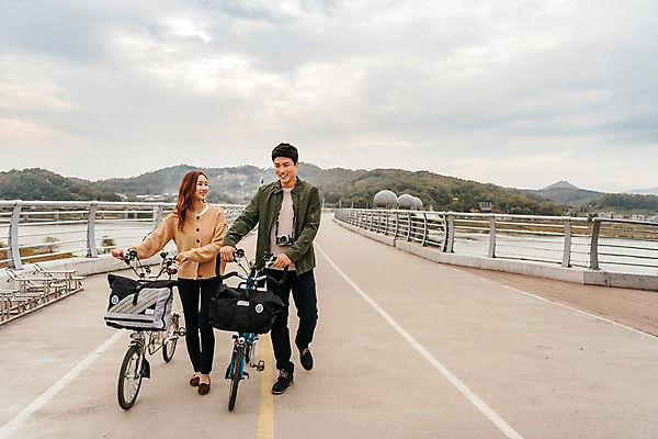 포토 JPG 주간 전신 구름 커플 응시 여자 남자 여행 데이트 하늘 미소 사람 풍경 20대 성인 야외 두명 앞모습 강 걷기 자전거 한국인 가을 즐거움 국내여행 이포보 가교 성인만 국내포토 여주시 자연요소 건축물 시선 계절 감정 뷰포인트 관계 모션 표정 동양인 청년 바이크 경기도 파일형식 여주_지역