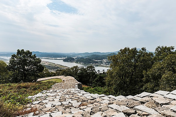 포토 JPG 주간 나무 구름 여행 하늘 풍경 사람없음 야외 계단 숲 국내여행 돌길 파사성 국내포토 여주시 자연요소 식물 길 성 경기도 파일형식 여주_지역
