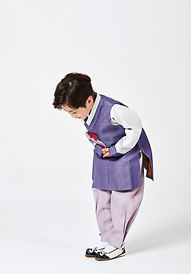 포토 JPG 스튜디오촬영 전신 명절 남자 행복 어린이 새해 실내 고개숙이기 한명 서기 사람 소년 옆모습 추석 한국인 인사 한복 흰배경 손모으기 소년한명만 국내포토 1 한국전통 전통 기념일 감정 뷰포인트 백그라운드 모션 숙이기 동양인 손짓 내부 흰색 예절 전통의상 남자한명만 소년만 파일형식