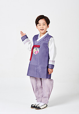 포토 JPG 스튜디오촬영 전신 응시 명절 남자 행복 어린이 새해 안내 실내 한명 서기 미소 사람 손짓 소년 옆모습 손들기 추석 한국인 한복 즐거움 흰배경 소년한명만 국내포토 1 한국전통 전통 시선 기념일 감정 뷰포인트 백그라운드 모션 표정 동양인 내부 흰색 전통의상 남자한명만 소년만 파일형식