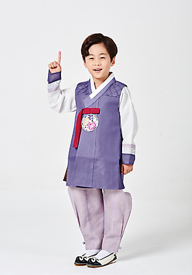 포토 JPG 스튜디오촬영 전신 응시 명절 남자 행복 어린이 손가락 새해 실내 한명 서기 미소 사람 소년 앞모습 추석 한국인 가리킴 한복 즐거움 흰배경 소년한명만 국내포토 1 한국전통 전통 손 시선 기념일 감정 뷰포인트 백그라운드 모션 표정 동양인 손짓 내부 흰색 전통의상 남자한명만 소년만 파일형식
