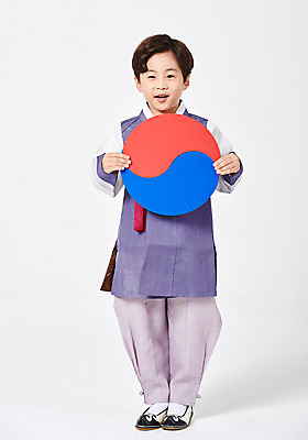 포토 JPG 스튜디오촬영 전신 응시 명절 남자 행복 어린이 새해 실내 한명 서기 미소 들기 사람 소년 앞모습 추석 한국인 한복 즐거움 흰배경 태극 소년한명만 국내포토 1 한국전통 전통 문양 시선 기념일 감정 뷰포인트 백그라운드 모션 표정 동양인 내부 흰색 전통의상 남자한명만 소년만 파일형식