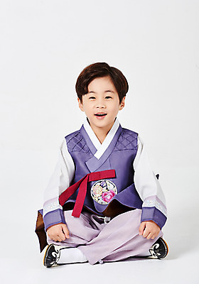 포토 JPG 스튜디오촬영 전신 응시 명절 남자 행복 어린이 새해 실내 한명 미소 사람 소년 앞모습 추석 한국인 한복 즐거움 흰배경 가부좌 소년한명만 국내포토 1 한국전통 전통 시선 기념일 감정 뷰포인트 백그라운드 표정 앉기 동양인 내부 흰색 전통의상 남자한명만 소년만 파일형식