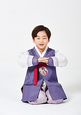 포토 JPG 스튜디오촬영 전신 응시 명절 남자 행복 어린이 새해 실내 한명 미소 사람 앉기 소년 앞모습 추석 한국인 절 한복 즐거움 흰배경 손모으기 소년한명만 국내포토 1 한국전통 전통 시선 기념일 감정 뷰포인트 백그라운드 모션 표정 동양인 손짓 내부 흰색 인사 전통의상 남자한명만 소년만 파일형식
