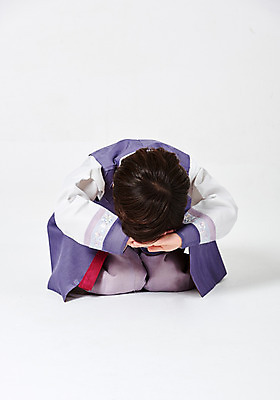 포토 JPG 스튜디오촬영 전신 명절 남자 행복 어린이 엎드리기 새해 실내 한명 사람 앉기 소년 앞모습 추석 한국인 절 한복 흰배경 소년한명만 국내포토 1 한국전통 전통 기념일 감정 뷰포인트 백그라운드 모션 동양인 내부 흰색 인사 전통의상 남자한명만 소년만 파일형식