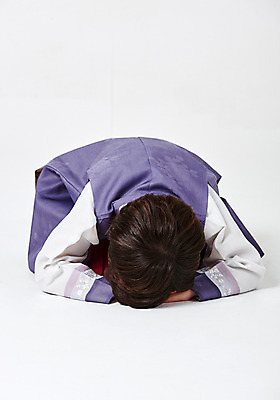 포토 JPG 스튜디오촬영 전신 명절 남자 행복 어린이 엎드리기 새해 실내 한명 사람 소년 앞모습 추석 한국인 절 한복 흰배경 소년한명만 국내포토 1 한국전통 전통 기념일 감정 뷰포인트 백그라운드 모션 동양인 내부 흰색 인사 전통의상 남자한명만 소년만 파일형식