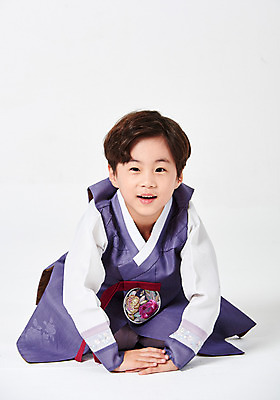 포토 JPG 스튜디오촬영 전신 응시 명절 남자 행복 어린이 새해 실내 한명 미소 사람 앉기 소년 앞모습 추석 한국인 절 한복 즐거움 흰배경 손모으기 소년한명만 국내포토 1 한국전통 전통 시선 기념일 감정 뷰포인트 백그라운드 모션 표정 동양인 손짓 내부 흰색 인사 전통의상 남자한명만 소년만 파일형식