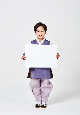 포토 JPG 스튜디오촬영 전신 배너 응시 명절 남자 행복 어린이 새해 사각프레임 실내 한명 서기 미소 들기 사람 소년 앞모습 추석 한국인 한복 즐거움 흰배경 소년한명만 국내포토 1 한국전통 전통 시선 기념일 감정 뷰포인트 백그라운드 모션 프레임 표정 동양인 내부 사각형 흰색 전통의상 남자한명만 소년만 파일형식