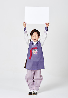 포토 JPG 스튜디오촬영 전신 배너 명절 남자 행복 어린이 새해 사각프레임 실내 한명 서기 들기 사람 소년 앞모습 추석 한국인 한복 흰배경 소년한명만 국내포토 1 한국전통 전통 기념일 감정 뷰포인트 백그라운드 모션 프레임 동양인 내부 사각형 흰색 전통의상 남자한명만 소년만 파일형식