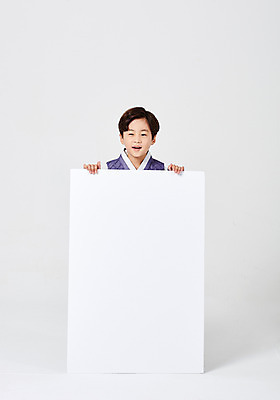 포토 JPG 스튜디오촬영 배너 응시 명절 남자 행복 어린이 새해 사각프레임 실내 한명 서기 미소 들기 사람 소년 상반신 앞모습 추석 한국인 한복 즐거움 흰배경 소년한명만 국내포토 1 한국전통 전통 시선 기념일 감정 뷰포인트 백그라운드 모션 프레임 표정 동양인 내부 사각형 흰색 전통의상 남자한명만 소년만 파일형식