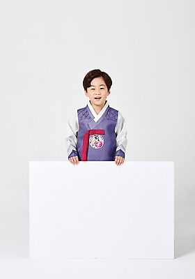 포토 JPG 스튜디오촬영 배너 응시 명절 남자 행복 어린이 새해 사각프레임 실내 한명 서기 미소 들기 사람 소년 상반신 앞모습 추석 한국인 한복 즐거움 흰배경 소년한명만 국내포토 1 한국전통 전통 시선 기념일 감정 뷰포인트 백그라운드 모션 프레임 표정 동양인 내부 사각형 흰색 전통의상 남자한명만 소년만 파일형식