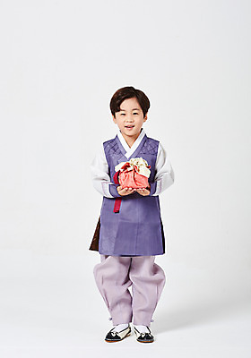 포토 JPG 스튜디오촬영 전신 응시 명절 남자 행복 어린이 새해 실내 선물 한명 서기 미소 들기 사람 소년 앞모습 추석 한국인 한복 즐거움 흰배경 선물꾸러미 새해선물 추석선물 소년한명만 국내포토 1 한국전통 전통 시선 기념일 감정 뷰포인트 백그라운드 모션 표정 동양인 내부 흰색 전통의상 남자한명만 소년만 파일형식 명절선물