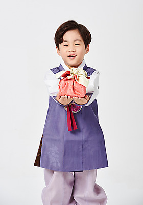 포토 JPG 스튜디오촬영 응시 명절 남자 행복 어린이 새해 실내 선물 한명 서기 미소 들기 사람 소년 상반신 앞모습 추석 한국인 보자기 한복 손내밀기 즐거움 흰배경 선물꾸러미 새해선물 추석선물 소년한명만 국내포토 1 한국전통 전통 시선 기념일 감정 뷰포인트 백그라운드 모션 표정 동양인 손짓 내부 흰색 전통의상 남자한명만 소년만 파일형식 천_직물 명절선물
