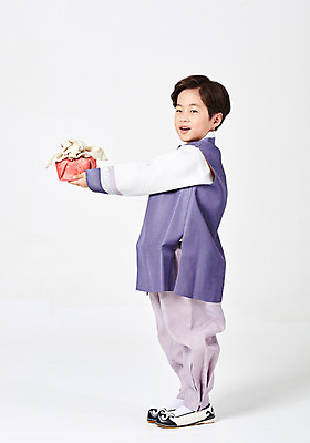 포토 JPG 스튜디오촬영 전신 응시 명절 남자 행복 어린이 포장 새해 실내 선물 한명 서기 미소 들기 사람 소년 옆모습 추석 한국인 보자기 한복 손내밀기 즐거움 흰배경 선물꾸러미 새해선물 추석선물 소년한명만 국내포토 1 한국전통 전통 시선 기념일 감정 뷰포인트 백그라운드 모션 표정 동양인 손짓 내부 흰색 전통의상 남자한명만 소년만 파일형식 천_직물 명절선물
