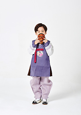 포토 JPG 스튜디오촬영 전신 응시 명절 남자 행복 어린이 새해 실내 한명 서기 미소 들기 사람 소년 앞모습 추석 한국인 한복 즐거움 흰배경 전통탈 소년한명만 국내포토 1 한국전통 전통 시선 기념일 감정 뷰포인트 백그라운드 모션 표정 동양인 내부 흰색 전통의상 탈 남자한명만 소년만 파일형식