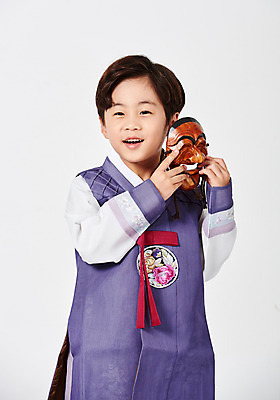 포토 JPG 스튜디오촬영 응시 명절 남자 행복 어린이 새해 실내 한명 서기 미소 들기 사람 소년 상반신 앞모습 추석 한국인 한복 즐거움 흰배경 전통탈 소년한명만 국내포토 1 한국전통 전통 시선 기념일 감정 뷰포인트 백그라운드 모션 표정 동양인 내부 흰색 전통의상 탈 남자한명만 소년만 파일형식