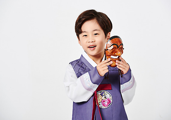 포토 JPG 스튜디오촬영 응시 명절 남자 행복 어린이 새해 실내 한명 서기 미소 들기 사람 소년 상반신 앞모습 추석 한국인 한복 즐거움 흰배경 전통탈 소년한명만 국내포토 1 한국전통 전통 시선 기념일 감정 뷰포인트 백그라운드 모션 표정 동양인 내부 흰색 전통의상 탈 남자한명만 소년만 파일형식