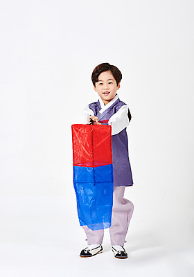 포토 JPG 스튜디오촬영 전신 응시 명절 남자 행복 어린이 새해 실내 한명 서기 미소 들기 사람 소년 앞모습 추석 한국인 한복 즐거움 청사초롱 흰배경 소년한명만 국내포토 1 한국전통 전통 시선 기념일 감정 뷰포인트 백그라운드 모션 표정 동양인 내부 흰색 전통의상 초롱 남자한명만 소년만 파일형식