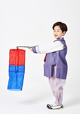포토 JPG 스튜디오촬영 전신 응시 명절 남자 행복 어린이 새해 실내 한명 서기 미소 들기 사람 소년 옆모습 추석 한국인 한복 즐거움 청사초롱 흰배경 소년한명만 국내포토 1 한국전통 전통 시선 기념일 감정 뷰포인트 백그라운드 모션 표정 동양인 내부 흰색 전통의상 초롱 남자한명만 소년만 파일형식