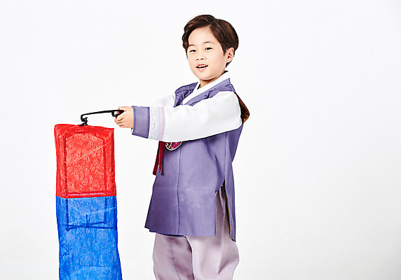 포토 JPG 스튜디오촬영 응시 명절 남자 행복 어린이 새해 실내 한명 서기 미소 들기 사람 소년 상반신 옆모습 추석 한국인 한복 즐거움 청사초롱 흰배경 소년한명만 국내포토 1 한국전통 전통 시선 기념일 감정 뷰포인트 백그라운드 모션 표정 동양인 내부 흰색 전통의상 초롱 남자한명만 소년만 파일형식