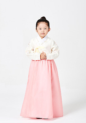 포토 JPG 스튜디오촬영 전신 응시 여자 명절 행복 어린이 새해 실내 한명 서기 사람 소녀 앞모습 추석 한국인 한복 흰배경 손모으기 소녀한명만 국내포토 1 한국전통 전통 시선 기념일 감정 뷰포인트 백그라운드 모션 동양인 손짓 내부 흰색 전통의상 여자한명만 소녀만 파일형식