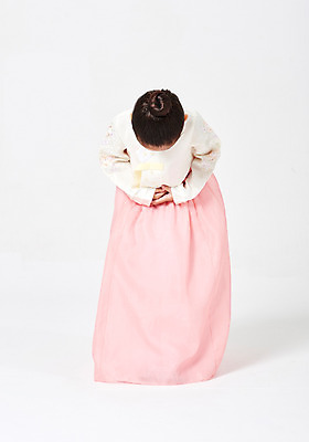 포토 JPG 스튜디오촬영 전신 여자 명절 행복 어린이 새해 실내 고개숙이기 한명 서기 사람 소녀 앞모습 추석 한국인 인사 한복 흰배경 손모으기 소녀한명만 국내포토 1 한국전통 전통 기념일 감정 뷰포인트 백그라운드 모션 숙이기 동양인 손짓 내부 흰색 예절 전통의상 여자한명만 소녀만 파일형식