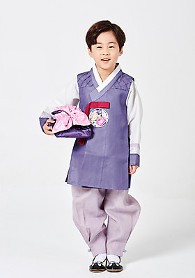 포토 JPG 스튜디오촬영 전신 응시 명절 남자 행복 어린이 포장 새해 실내 선물 한명 서기 미소 들기 사람 소년 앞모습 추석 한국인 한복 즐거움 흰배경 선물꾸러미 새해선물 추석선물 소년한명만 국내포토 1 한국전통 전통 시선 기념일 감정 뷰포인트 백그라운드 모션 표정 동양인 내부 흰색 전통의상 남자한명만 소년만 파일형식 명절선물