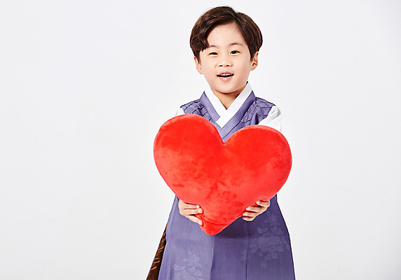 포토 JPG 스튜디오촬영 응시 명절 남자 행복 어린이 쿠션 새해 실내 한명 서기 미소 들기 사람 소년 상반신 앞모습 추석 한국인 하트 한복 즐거움 흰배경 소년한명만 국내포토 모양 1 한국전통 전통 시선 기념일 감정 뷰포인트 백그라운드 모션 표정 동양인 내부 흰색 전통의상 남자한명만 소년만 파일형식
