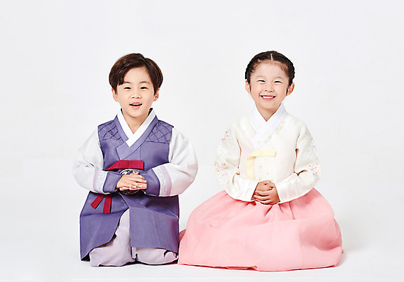 포토 JPG 스튜디오촬영 전신 응시 여자 명절 남자 행복 어린이 새해 실내 미소 사람 앉기 소녀 소년 두명 앞모습 추석 한국인 한복 즐거움 흰배경 손모으기 어린이만 국내포토 한국전통 전통 시선 기념일 감정 뷰포인트 백그라운드 모션 표정 동양인 손짓 내부 흰색 전통의상 파일형식