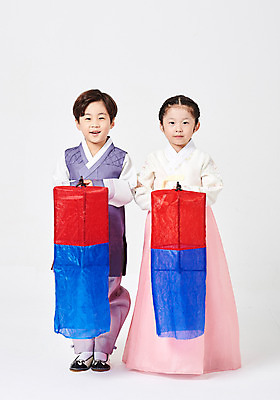 포토 JPG 스튜디오촬영 전신 응시 여자 명절 남자 행복 어린이 새해 실내 서기 미소 들기 사람 소녀 소년 두명 앞모습 추석 한국인 한복 즐거움 청사초롱 흰배경 어린이만 국내포토 한국전통 전통 시선 기념일 감정 뷰포인트 백그라운드 모션 표정 동양인 내부 흰색 전통의상 초롱 파일형식