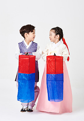 포토 JPG 스튜디오촬영 전신 응시 여자 명절 남자 행복 어린이 새해 실내 서기 미소 들기 사람 소녀 소년 두명 앞모습 마주보기 추석 한국인 한복 즐거움 청사초롱 흰배경 어린이만 국내포토 한국전통 전통 시선 기념일 감정 뷰포인트 백그라운드 모션 표정 동양인 내부 흰색 전통의상 초롱 파일형식