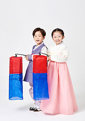 포토 JPG 스튜디오촬영 전신 응시 여자 명절 남자 행복 어린이 새해 실내 서기 미소 들기 사람 소녀 소년 두명 옆모습 추석 한국인 한복 즐거움 청사초롱 흰배경 어린이만 국내포토 한국전통 전통 시선 기념일 감정 뷰포인트 백그라운드 모션 표정 동양인 내부 흰색 전통의상 초롱 파일형식