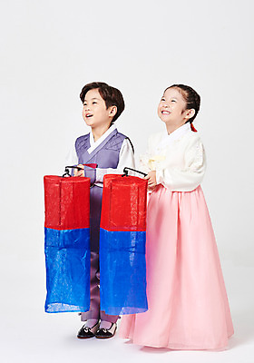 포토 JPG 스튜디오촬영 전신 응시 여자 명절 남자 행복 어린이 새해 실내 서기 미소 들기 사람 소녀 소년 두명 옆모습 추석 한국인 한복 즐거움 청사초롱 흰배경 어린이만 국내포토 한국전통 전통 시선 기념일 감정 뷰포인트 백그라운드 모션 표정 동양인 내부 흰색 전통의상 초롱 파일형식