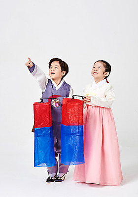 포토 JPG 스튜디오촬영 전신 응시 여자 명절 남자 행복 어린이 새해 실내 서기 미소 들기 사람 소녀 소년 두명 옆모습 추석 한국인 가리킴 한복 즐거움 청사초롱 흰배경 어린이만 국내포토 한국전통 전통 시선 기념일 감정 뷰포인트 백그라운드 모션 표정 동양인 손짓 내부 흰색 전통의상 초롱 파일형식