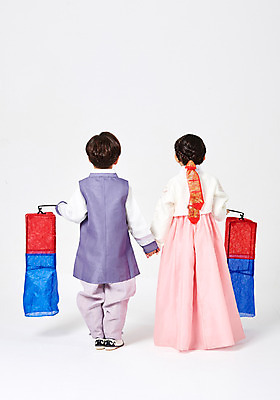 포토 JPG 스튜디오촬영 전신 여자 명절 남자 행복 어린이 새해 실내 서기 들기 사람 소녀 소년 두명 뒷모습 추석 손잡기 한국인 한복 청사초롱 흰배경 어린이만 국내포토 한국전통 전통 기념일 감정 뷰포인트 백그라운드 모션 동양인 내부 흰색 전통의상 초롱 파일형식