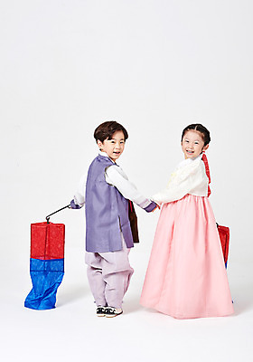 포토 JPG 스튜디오촬영 전신 응시 여자 명절 남자 행복 어린이 새해 실내 서기 미소 들기 사람 소녀 소년 두명 뒷모습 추석 손잡기 한국인 뒤돌아보기 한복 즐거움 청사초롱 흰배경 어린이만 국내포토 한국전통 전통 시선 기념일 감정 뷰포인트 백그라운드 모션 표정 동양인 내부 흰색 전통의상 초롱 파일형식