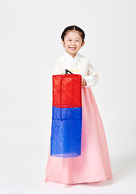 포토 JPG 스튜디오촬영 전신 응시 여자 명절 행복 어린이 새해 실내 한명 서기 미소 들기 사람 소녀 앞모습 추석 한국인 한복 즐거움 청사초롱 흰배경 소녀한명만 국내포토 1 한국전통 전통 시선 기념일 감정 뷰포인트 백그라운드 모션 표정 동양인 내부 흰색 전통의상 초롱 여자한명만 소녀만 파일형식