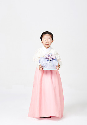포토 JPG 스튜디오촬영 전신 응시 여자 명절 행복 어린이 새해 실내 선물 한명 서기 들기 사람 소녀 앞모습 추석 한국인 보자기 한복 흰배경 선물꾸러미 새해선물 추석선물 소녀한명만 국내포토 1 한국전통 전통 시선 기념일 감정 뷰포인트 백그라운드 모션 동양인 내부 흰색 전통의상 여자한명만 소녀만 파일형식 천_직물 명절선물
