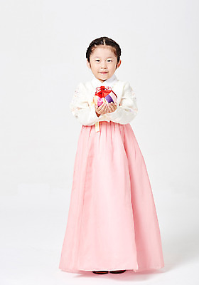 포토 JPG 스튜디오촬영 전신 응시 여자 명절 행복 어린이 새해 복주머니 실내 한명 서기 들기 사람 소녀 앞모습 추석 한국인 한복 흰배경 소녀한명만 국내포토 1 한국전통 전통 시선 기념일 감정 뷰포인트 백그라운드 모션 전통소품 동양인 내부 흰색 전통의상 여자한명만 소녀만 파일형식