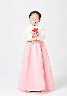 포토 JPG 스튜디오촬영 전신 응시 여자 명절 행복 어린이 새해 복주머니 실내 한명 서기 미소 들기 사람 소녀 앞모습 추석 한국인 한복 즐거움 흰배경 소녀한명만 국내포토 1 한국전통 전통 시선 기념일 감정 뷰포인트 백그라운드 모션 전통소품 표정 동양인 내부 흰색 전통의상 여자한명만 소녀만 파일형식