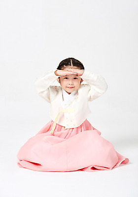 포토 JPG 스튜디오촬영 전신 응시 여자 명절 행복 어린이 새해 실내 한명 미소 사람 앉기 소녀 앞모습 추석 한국인 절 한복 즐거움 흰배경 손모으기 소녀한명만 국내포토 1 한국전통 전통 시선 기념일 감정 뷰포인트 백그라운드 모션 표정 동양인 손짓 내부 흰색 인사 전통의상 여자한명만 소녀만 파일형식