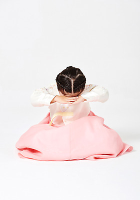 포토 JPG 스튜디오촬영 전신 여자 명절 행복 어린이 새해 실내 한명 사람 앉기 소녀 앞모습 추석 한국인 절 한복 흰배경 소녀한명만 국내포토 1 한국전통 전통 기념일 감정 뷰포인트 백그라운드 모션 동양인 내부 흰색 인사 전통의상 여자한명만 소녀만 파일형식