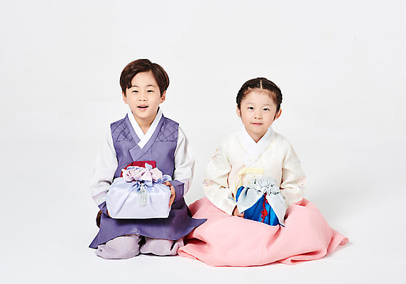 포토 JPG 스튜디오촬영 전신 응시 여자 명절 남자 행복 어린이 포장 새해 실내 선물 미소 들기 사람 앉기 소녀 소년 두명 앞모습 추석 한국인 보자기 한복 즐거움 흰배경 선물꾸러미 새해선물 추석선물 어린이만 국내포토 한국전통 전통 시선 기념일 감정 뷰포인트 백그라운드 모션 표정 동양인 내부 흰색 전통의상 파일형식 천_직물 명절선물