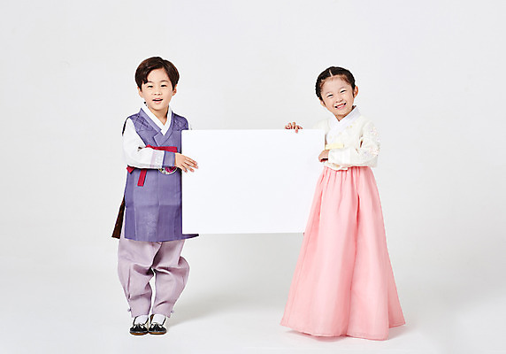 포토 JPG 스튜디오촬영 전신 배너 응시 여자 명절 남자 행복 어린이 새해 사각프레임 실내 서기 미소 들기 사람 소녀 소년 두명 앞모습 추석 한국인 한복 즐거움 흰배경 어린이만 국내포토 한국전통 전통 시선 기념일 감정 뷰포인트 백그라운드 모션 프레임 표정 동양인 내부 사각형 흰색 전통의상 파일형식