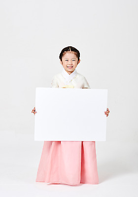 포토 JPG 스튜디오촬영 전신 배너 응시 여자 명절 행복 어린이 새해 사각프레임 실내 한명 서기 미소 들기 사람 소녀 앞모습 추석 한국인 한복 즐거움 흰배경 소녀한명만 국내포토 1 한국전통 전통 시선 기념일 감정 뷰포인트 백그라운드 모션 프레임 표정 동양인 내부 사각형 흰색 전통의상 여자한명만 소녀만 파일형식