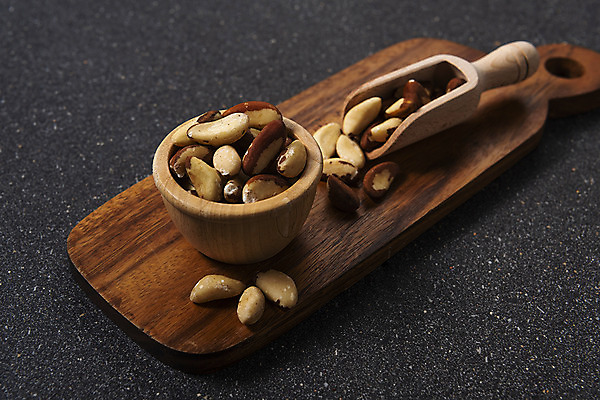 포토 JPG 스튜디오촬영 검은배경 실내 사람없음 담기 건강식품 건강식 웰빙음식 나무그릇 나무도마 스쿱 브라질넛 슈퍼푸드 국내포토 그릇 웰빙 음식 백그라운드 모션 도마 건강 내부 목재 검은색 견과류 파일형식