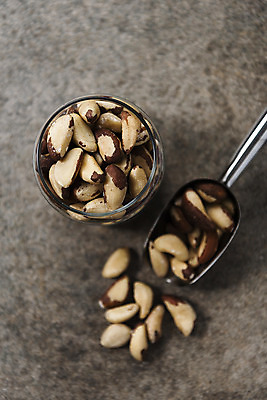 포토 JPG 스튜디오촬영 회색배경 유리병 실내 누끼 사람없음 하이앵글 담기 건강식품 건강식 웰빙음식 스쿱 플랫레이 브라질넛 슈퍼푸드 국내포토 웰빙 음식 뷰포인트 백그라운드 모션 병_용기 건강 내부 회색 견과류 플랫 파일형식