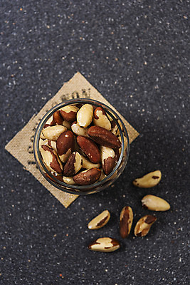 포토 JPG 스튜디오촬영 검은배경 유리병 실내 누끼 사람없음 하이앵글 담기 건강식품 건강식 웰빙음식 차받침대 플랫레이 브라질넛 슈퍼푸드 국내포토 웰빙 음식 뷰포인트 백그라운드 모션 병_용기 건강 내부 검은색 견과류 플랫 받침대 파일형식