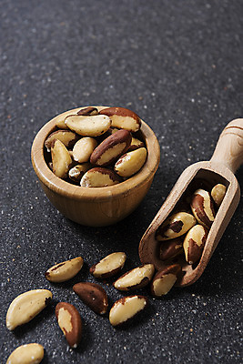 포토 JPG 스튜디오촬영 검은배경 실내 근접촬영 사람없음 담기 건강식품 건강식 웰빙음식 나무그릇 스쿱 브라질넛 슈퍼푸드 국내포토 그릇 웰빙 음식 뷰포인트 백그라운드 모션 건강 내부 목재 검은색 견과류 파일형식