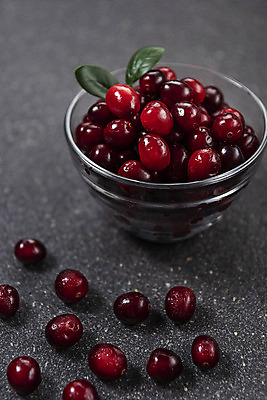 포토 JPG 스튜디오촬영 검은배경 실내 누끼 근접촬영 사람없음 풀잎 담기 유리그릇 건강식품 건강식 웰빙음식 크랜베리 슈퍼푸드 국내포토 그릇 웰빙 열매 음식 뷰포인트 백그라운드 잎 모션 유리 건강 내부 검은색 풀_식물 파일형식